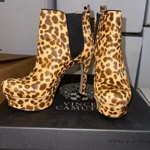 Size 6, lightly worn and still in good condition.